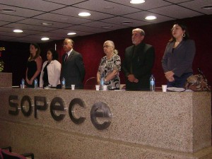 Mesa e público durante o hino nacional