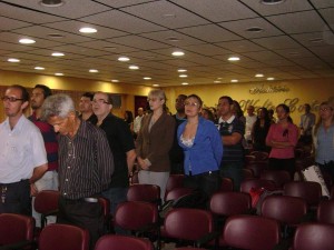 Mesa e público durante o hino nacional