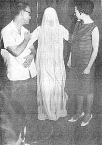 Materialização de Irmã Josefa. A  entidade  está  ao lado de Francisco Cândido Xavier e Wanda Marlene. A foto de Nedyr  Mendes  da Rocha, foi tirada na presença de equipe médica.